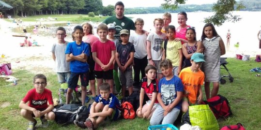 Les jeunes en sortie au lac du Drennec à Sizun, mercredi.